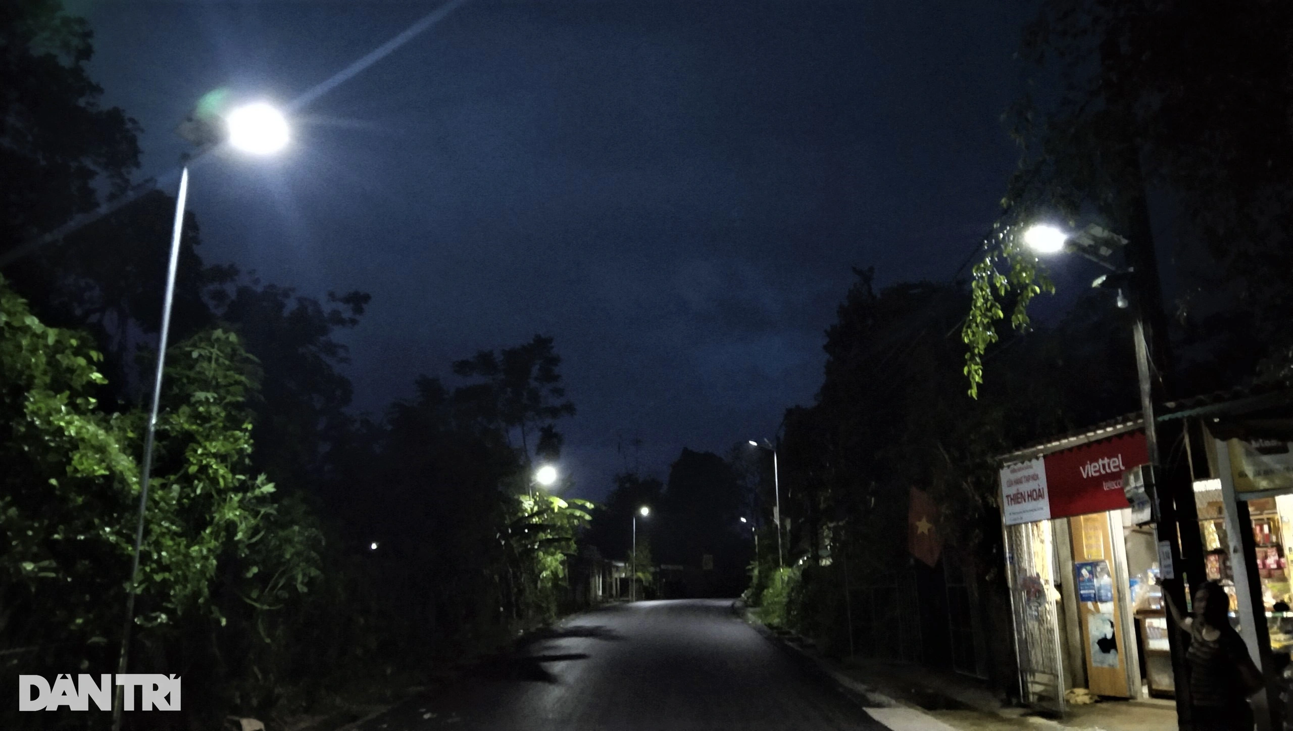 Thắp sáng làng quê miền núi bằng đèn năng lượng mặt trời