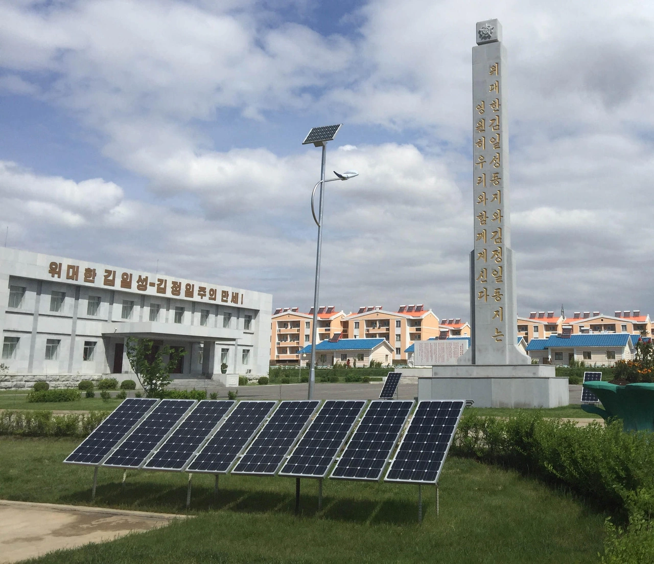 Các tấm pin năng lượng mặt trời đặt cả dưới mặt đất và trên mái nhà, đèn đường hoạt động bằng năng lượng mặt trời xuất hiện ở khu vực ngoại ô thủ đô Bình Nhưỡng, Triều Tiên (Ảnh: Los Angeles Times)